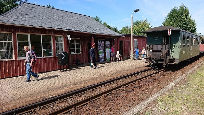Besucher*innen zur "Historik Mobil" am Bahnhof Zittau Süd