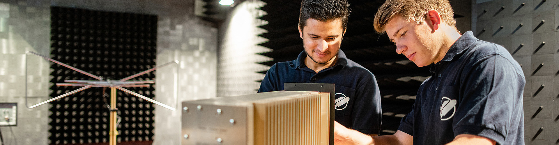 Bachelor Studium Elektrische Energiesysteme - Studierende im Labor für Elektromagnetische Verträglichkeit