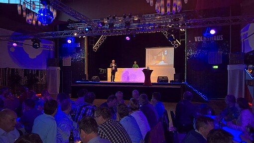 Beim letzten offizielle Akt des Treffens, der Eröffnung des Buffet in der traditionsreichen Zittauer Lokalität „Volkshaus“ durch den Dekan der Fakultät Elektrotechnik und Informatik -  Prof. Dr.-Ing. Haim – ist man sich bereits einig, dass eine erfolgreich