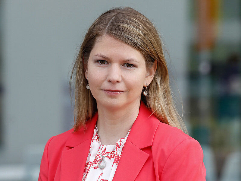 Prof. Dr.-Ing. Patricia Stange lächelt in die Kamera.