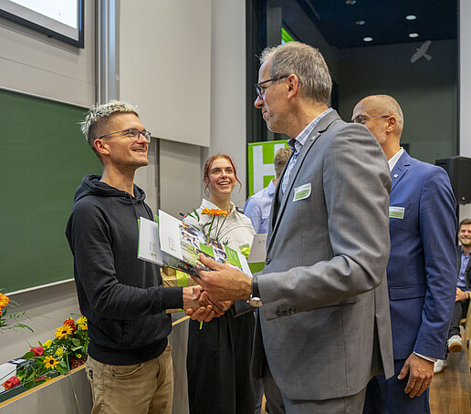 Herr Linack gratuliert einem Preisträger.