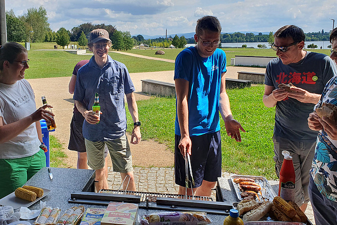 The pupils have a barbecue at Lake Olbersdorf.