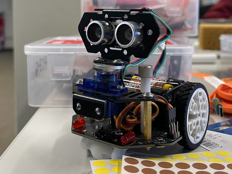 Ein Calliope mini 3-Roboter steht auf einem Tisch.