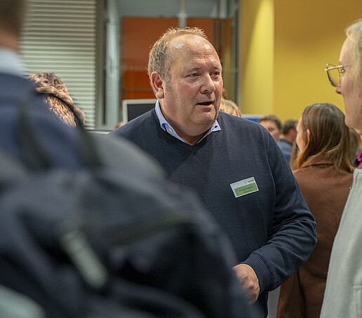 Zwei Gäste unterhalten sich.