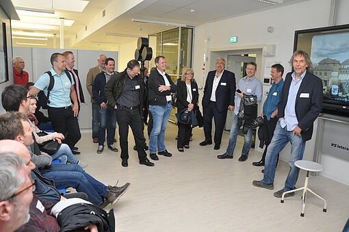 Bild 6: Der Leitende Laboringenieur – Dr.-Ing. Wolfgang Menzel – freute sich über das große Interesse an der Besichtigung der modernen Laboratorien des Fachbereiches Elektrotechnik, Foto: HSZG  