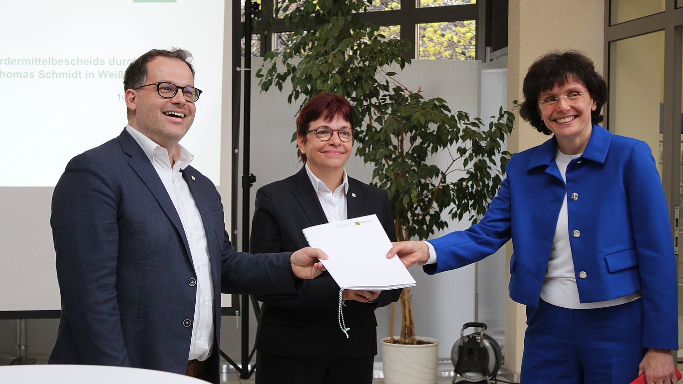 Rektor Alexander Kratzsch, Kanzlerin Karin Hollstein und die Geschäftsführerin der Stadtwerke Weißwasser GmbH Karin Bartsch bei der Übergabe des Fördermittelbescheids 